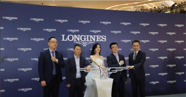 高定|赵丽颖空降郑州太火爆！穿高定礼服美成迪士尼公主，生图比模特惊艳