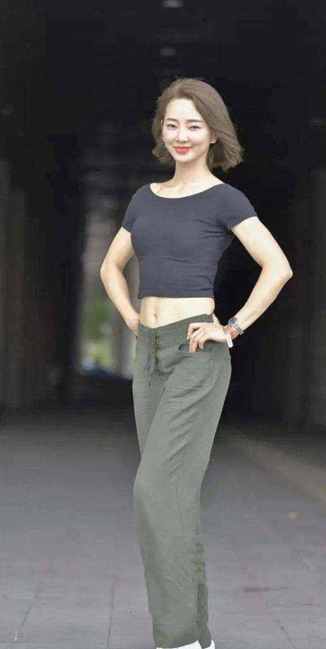 花色|黑色露脐上衣加黑色显瘦打底裤,活泼青春的搭配,看起来很有范儿