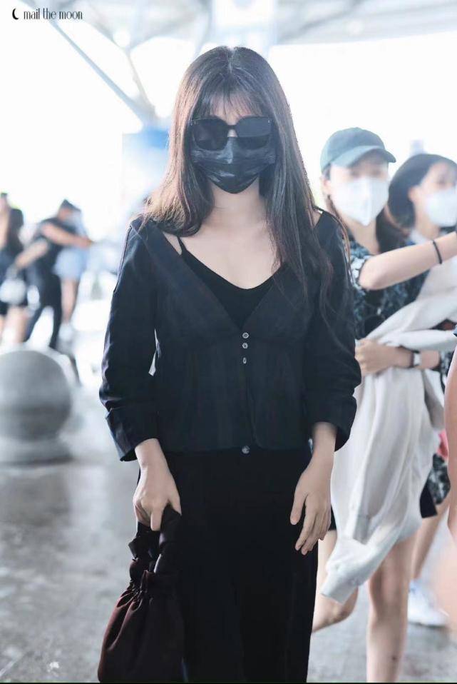 自拍|虞书欣机场私服，复古七分袖配格纹衬衫，颈部线条优越