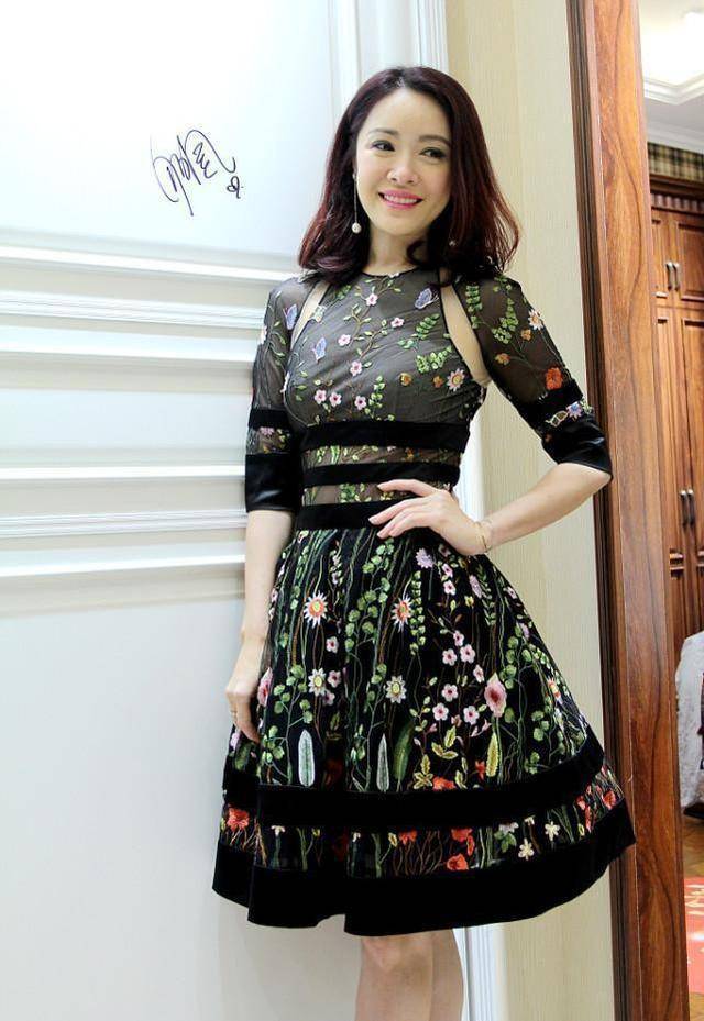 整体|向华强的侄女气质真好，穿一身碎花裙美艳动人，完全不像奔五的人