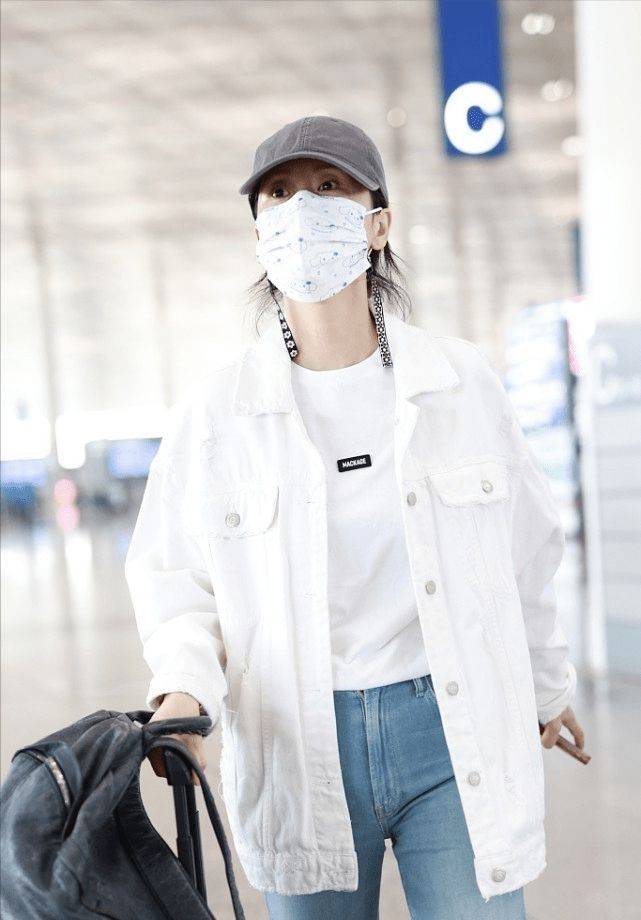 私下里|40+的海清没有“明星包袱”，私下里穿牛仔外套，看着简单又纯粹