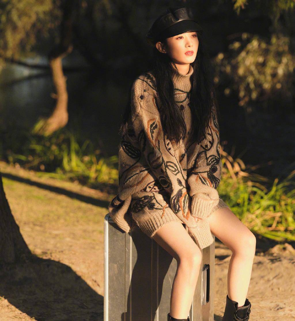 服装|赵丽颖真是越来越有妈妈样了，长裙配复古帽子，很有柔情年代感