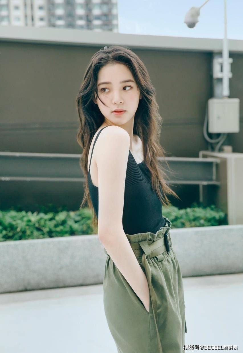 黑色|秋天最火的颜色不是大地色!4种橄榄绿百搭单品,穿出优雅感