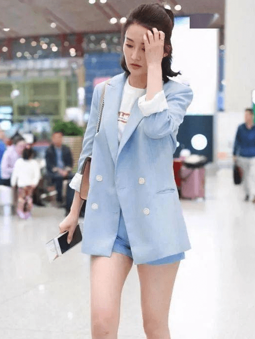 桃花|李沁生图状态绝了,桃花妆配浅蓝西装,肤白貌美长腿曲线佳