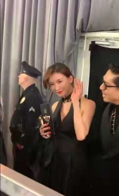 感觉|林志玲晒照认不出，浓妆下都难掩沧桑，脖子皱纹干瘪素颜就更老！