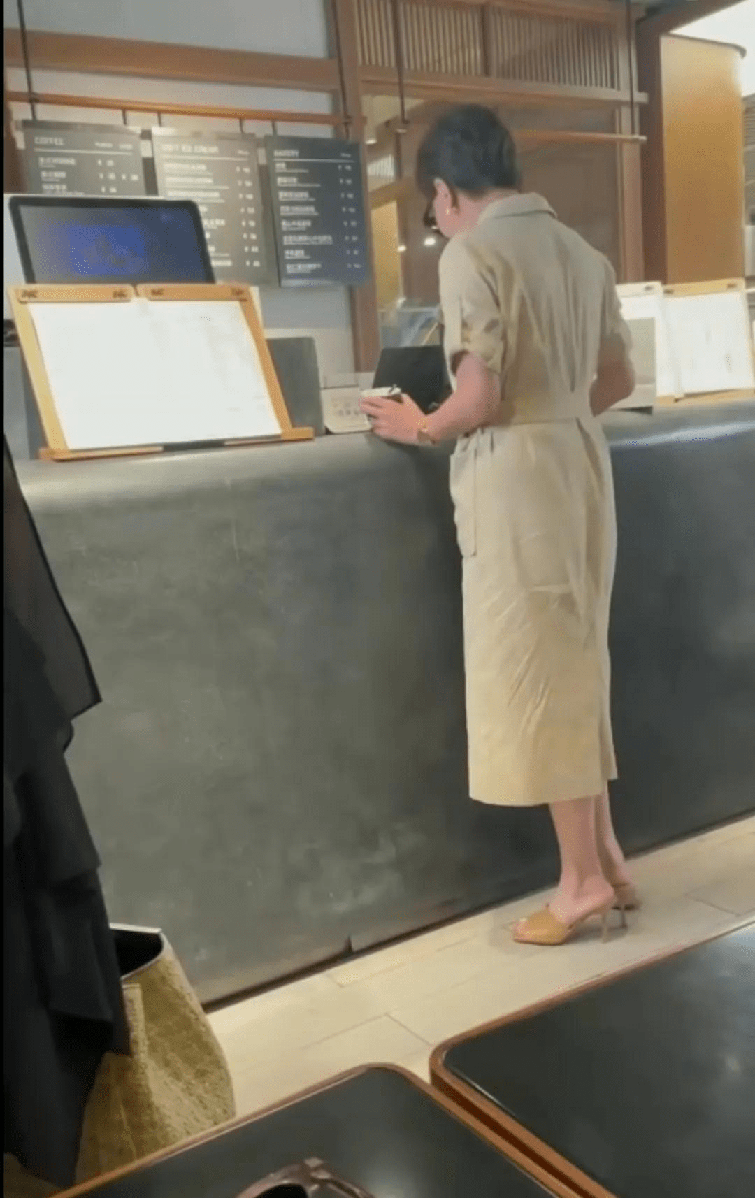 咖啡馆|在咖啡馆看到刘嘉玲，穿工装裙气质优雅高贵，55岁还这么漂亮！