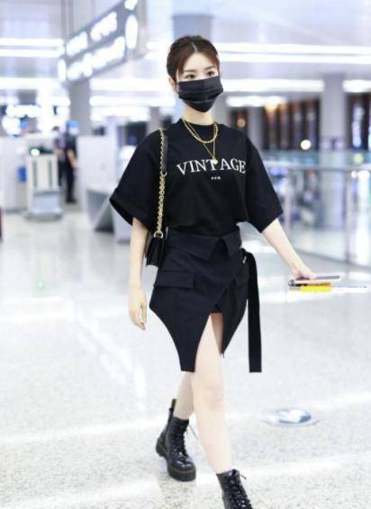 角色|毛晓彤少女感好强，穿黑色印花T恤搭配半身裙，穿出175cm的既视感