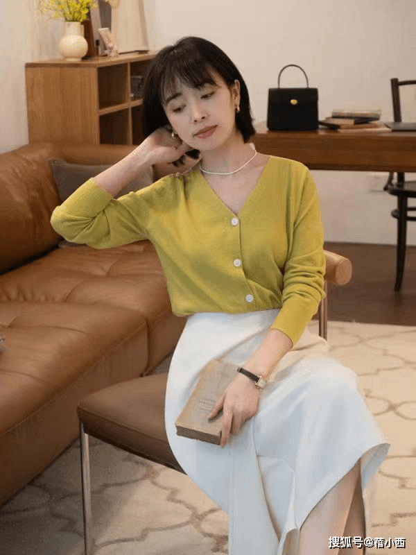 身材|chic！高级！真正会穿又有品味的女人，早秋衣橱里必备“针织衫”
