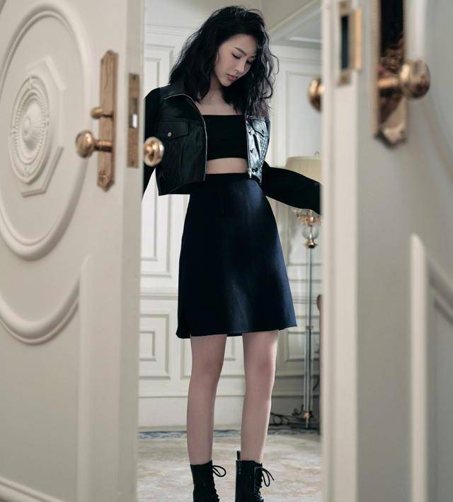 下半身|李菲儿身穿V领马甲搭配小短裙，清纯甜美，看起来好年轻啊