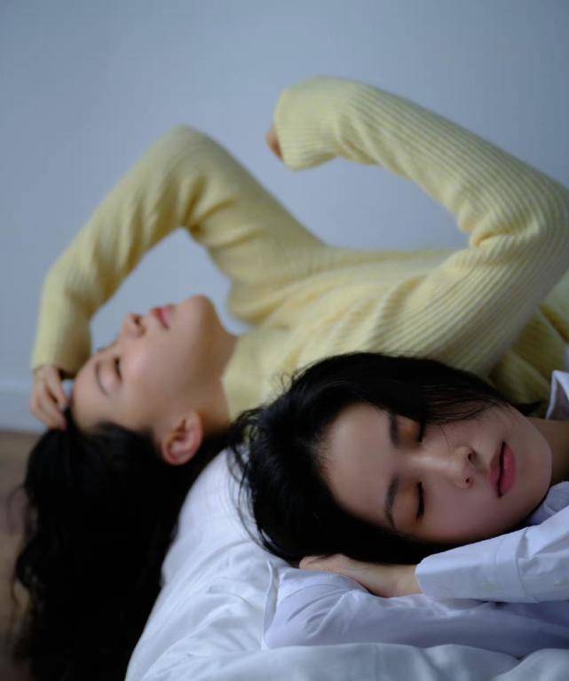 毛衣|周雨彤、金靖演绎闺蜜时尚大片,二人身着彩色柔软羊绒毛衣,画面温馨
