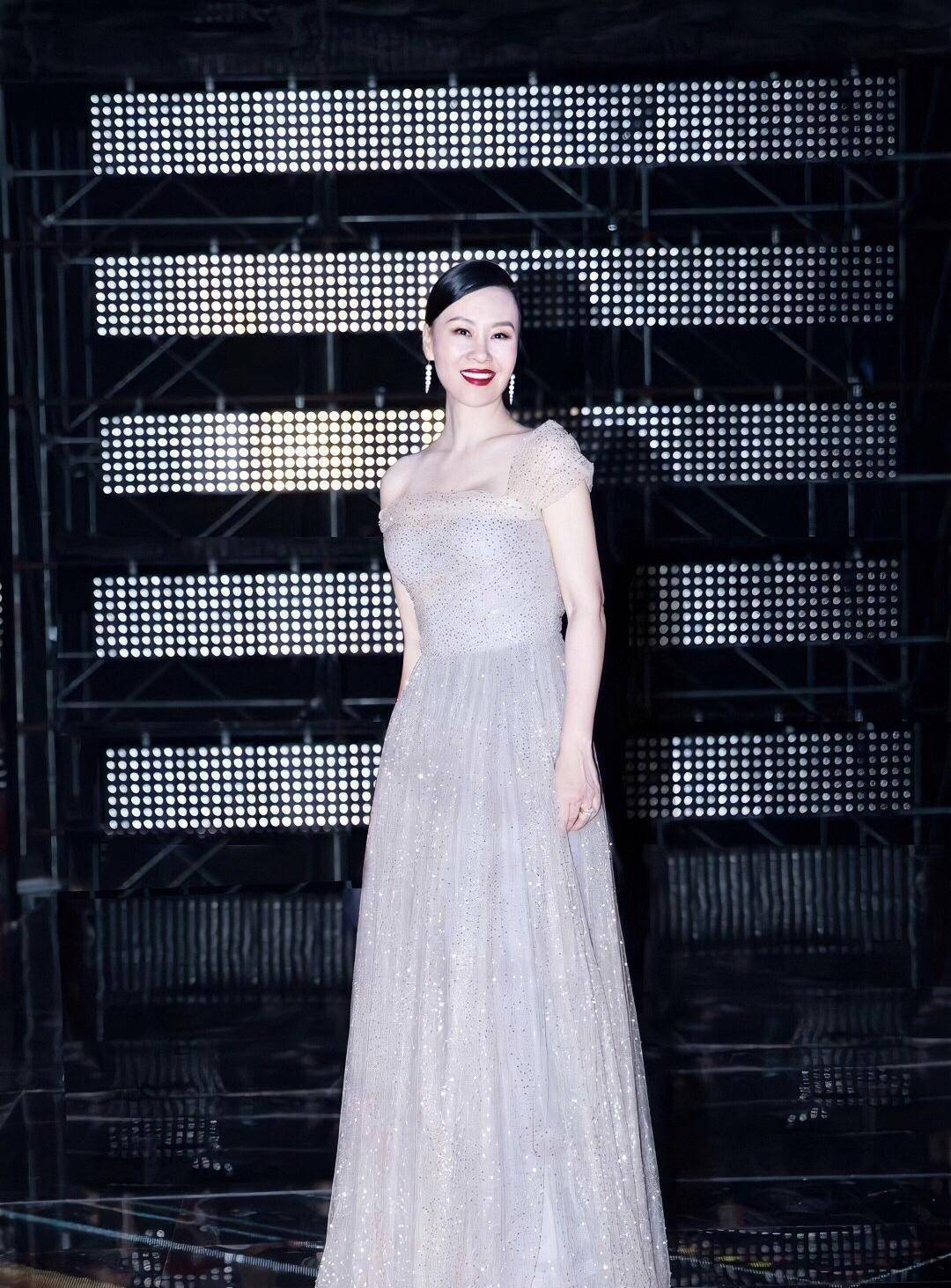 贵妇|邬君梅真有贵妇气质，虽然年龄比较大了，但身材瘦打扮仍有魅力