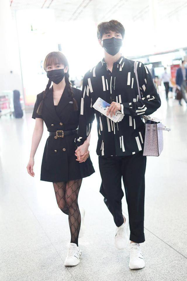 黑色|张檬的牛奶肌太白了，穿一身黑色修身款，身材真的很惹眼