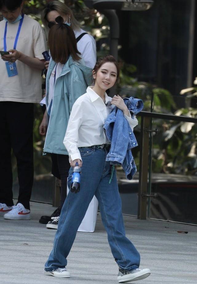 牛仔|Baby、邓紫棋、吉克隽逸路透图来袭，穿着复古的衣服，各自都很美