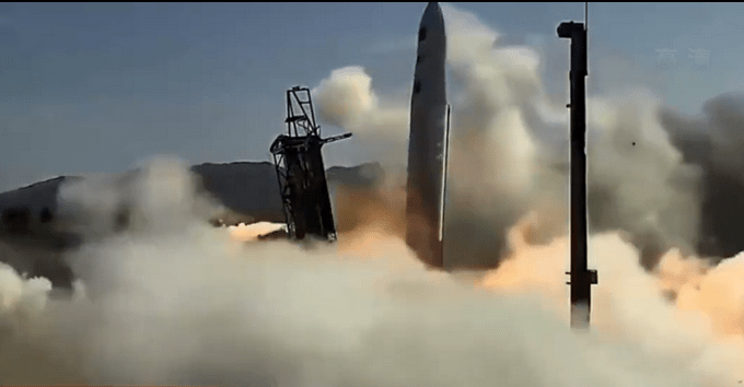 公司|美国火箭发射失败：升空不到三分钟，漂移解体！地面坠毁引起爆炸