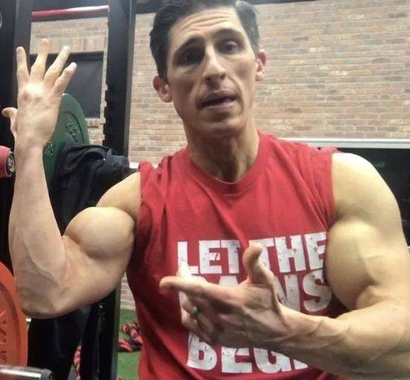 詹姆斯的深蹲姿势有问题百万训练师专业解答