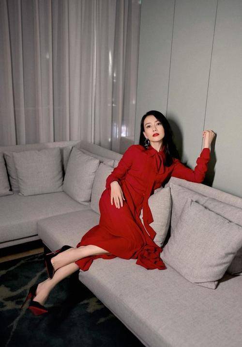 锁骨|高圆圆最新大片曝光，身穿露肩长裙气质出众，这颜值不复出可惜了