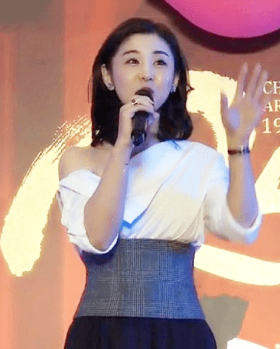 设计|35岁李小萌真是优雅又美好，穿斜肩衬衫巧用腰封收腰，清纯又气质