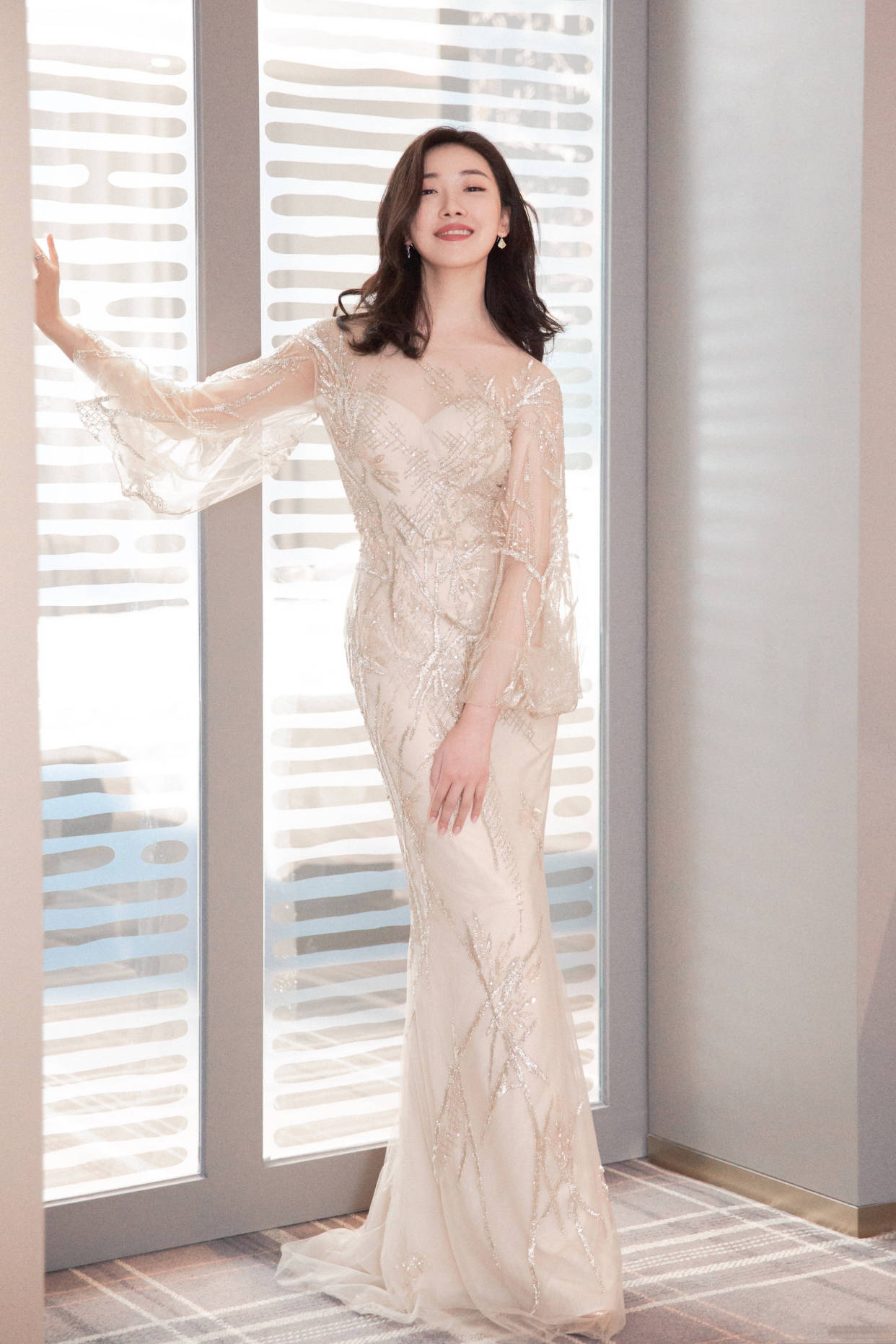 色调|菅纫姿有身材好自信,蛋糕裙穿出超模比例,妩媚明艳气质女神