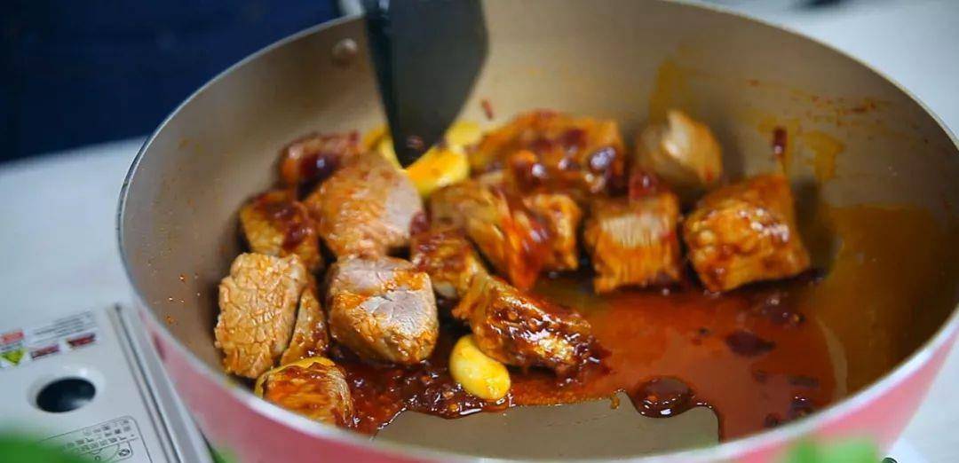 胡萝卜|台式红烧牛腩，红润香喷喷，小编都忍不住狂咽口水了