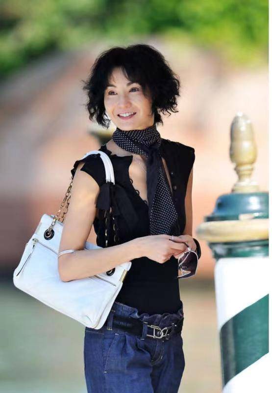 腰带|张曼玉不愧是“冻龄女神”！穿无袖背心搭配丝巾，好有潮流国际范