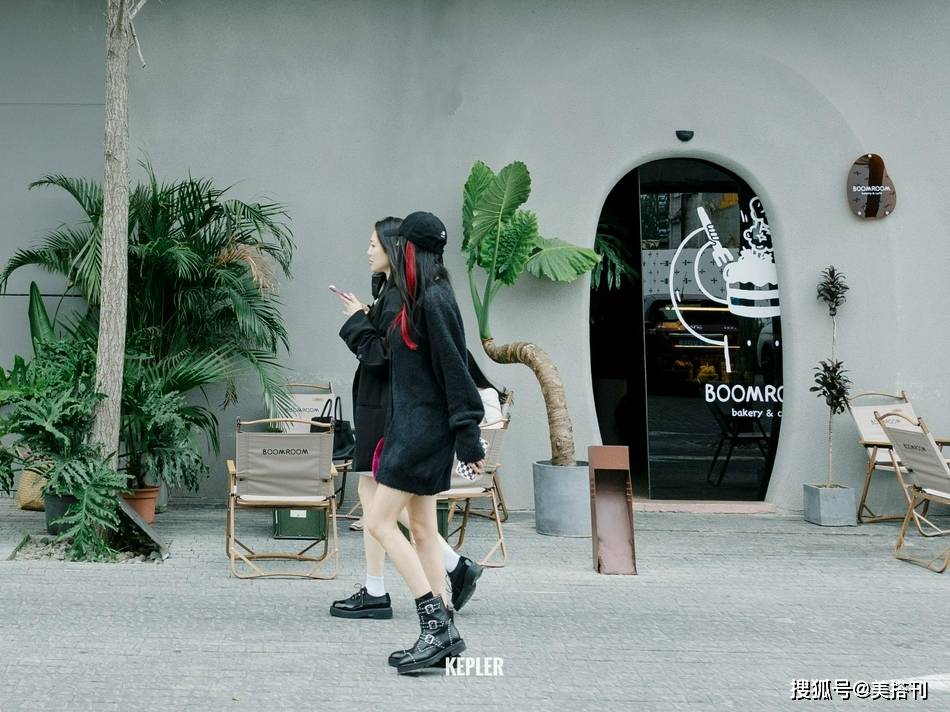 黑色|杨幂又双叒去逛街了！穿黑色oversize针织衫秀美腿，玩起了挑染发