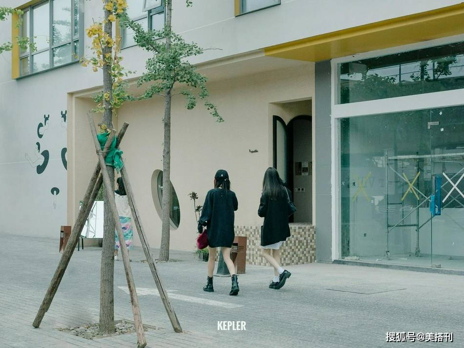 黑色|杨幂又双叒去逛街了！穿黑色oversize针织衫秀美腿，玩起了挑染发