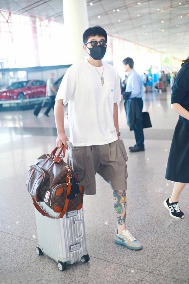 工装裤|欧豪真够潮，格子衬衫+工装裤时髦感十足，配毛线帽有点看不懂？