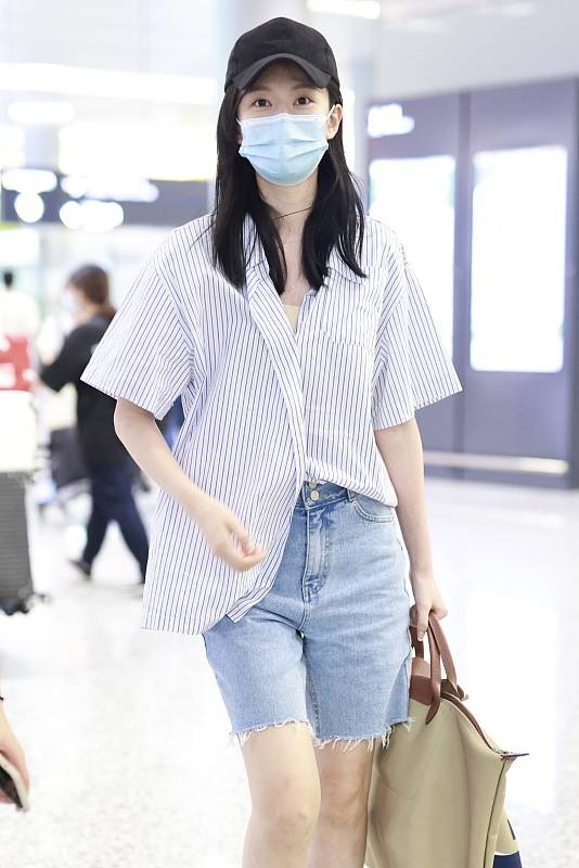 蔡少芬|闺蜜斗舞陈法蓉输了，条纹衣塞裤腰显腿长，比蔡少芬矮5cm是硬伤