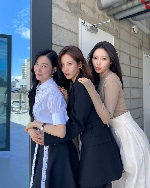 黄美英|“少女时代”罕见合体！黄美英脸胖了点，穿白衬衫仍是颜值担当