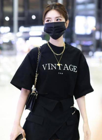 角色|毛晓彤少女感好强，穿黑色印花T恤搭配半身裙，穿出175cm的既视感