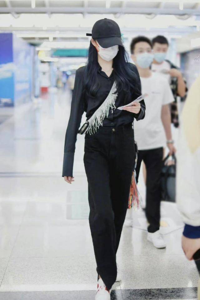 黑色|关晓彤最新机场私服，黑色上衣搭配流苏边迷你斜挎包，十足的男友风