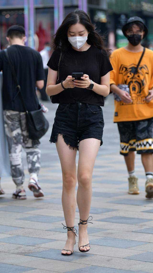 时装|腰围效果好的服装给少女的身材带来了曲线感,可以穿得有女人味