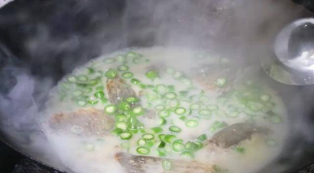 鱼怎么炖才能让它的汤汁又鲜又嫩 ed58ea4f368b4c708ab6b799afbdc9d9.jpeg