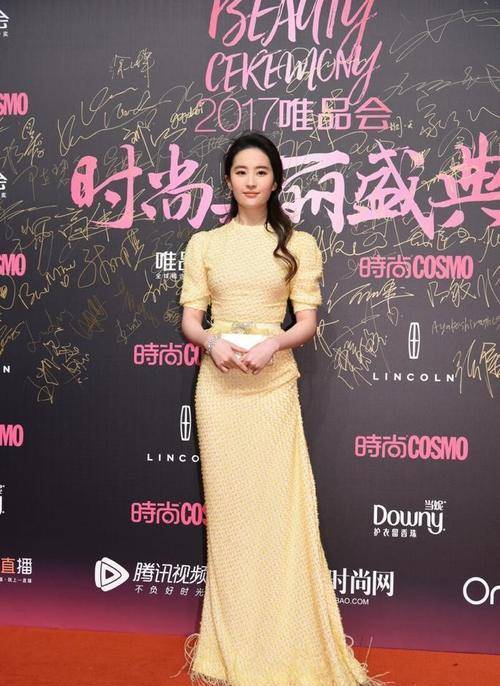 因为|刘亦菲虽然身材“肉肉”的，但气质太好了，穿抹胸裙依旧高贵