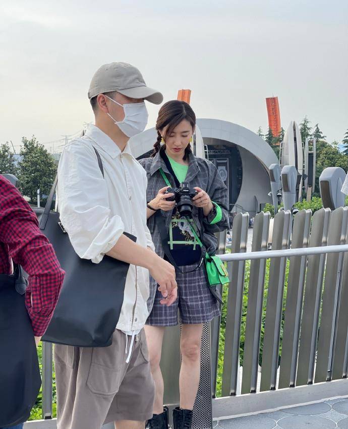 网友|王丽坤逛迪士尼被偶遇，穿衬衫扎马尾美得发光，网友随拍老戏骨还是少女颜