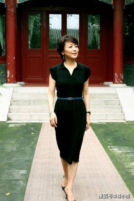 设计|张瑜真的63了吗?穿一身波点西装套裙配短发,看着高级还不显老