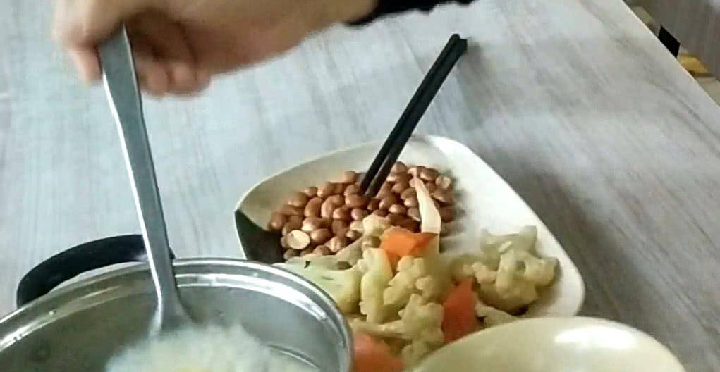 经济|一份8块钱的早餐，有菜有肉老板还端上整锅粥，经济实惠又管饱