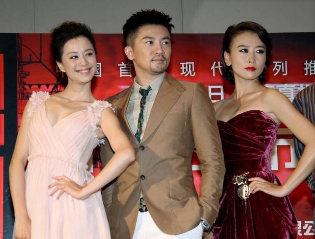 真让人|毛俊杰真是有着“魔鬼身材”，裙摆开大叉秀白腿，真让人移不开眼