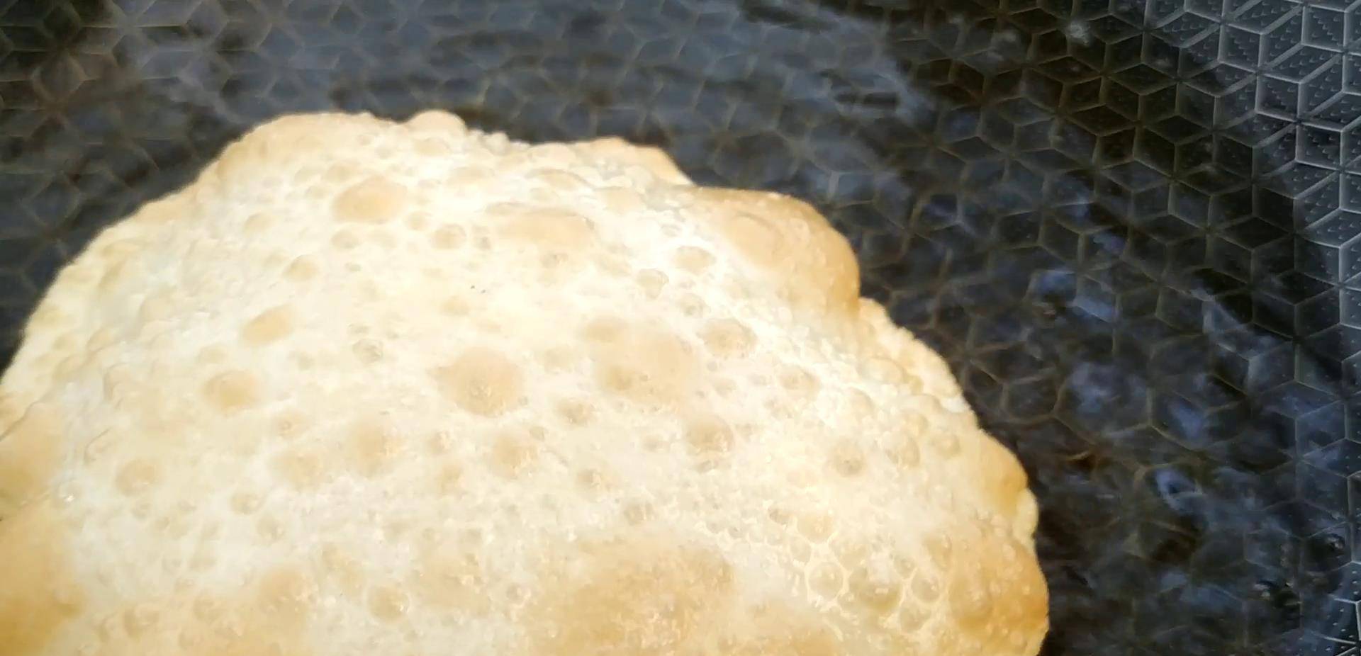 小勺|早餐饼快速做法，一碗面，开水一烫，个个空心鼓大泡，好吃又解馋