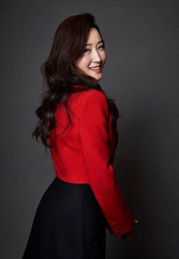 颜色|杨钰莹真会“玩”，穿红色和黑色拼接西装干练利落，潇洒霸气