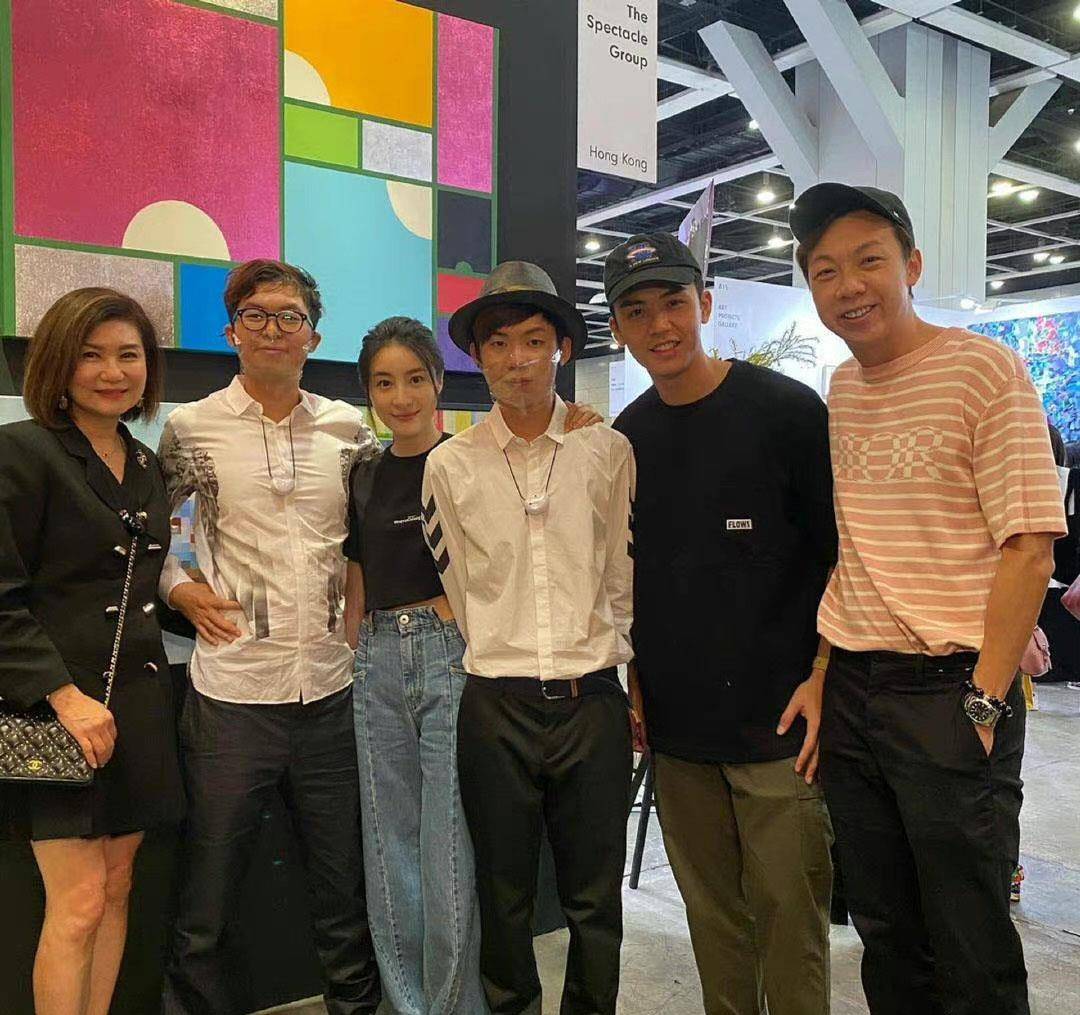 黎姿|港圈二美同框！50岁黎姿穿衬衫半裙五官精致，钟楚红赢气质输穿搭