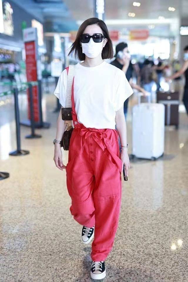 颜色|佘诗曼真不像奔5的人，穿红色背带裤配白T青春靓丽，脚踩双布鞋看起来像学生