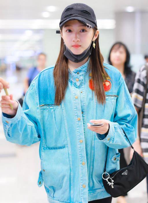 一身|关晓彤穿打底裤现身,全程被“筷子腿”抢镜,我P都P不出这效果