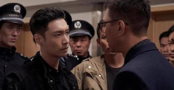 《扫黑半岛·BOB官方网站风暴》警号竟然与现实中股票一致名字与集团老总重名(图4)