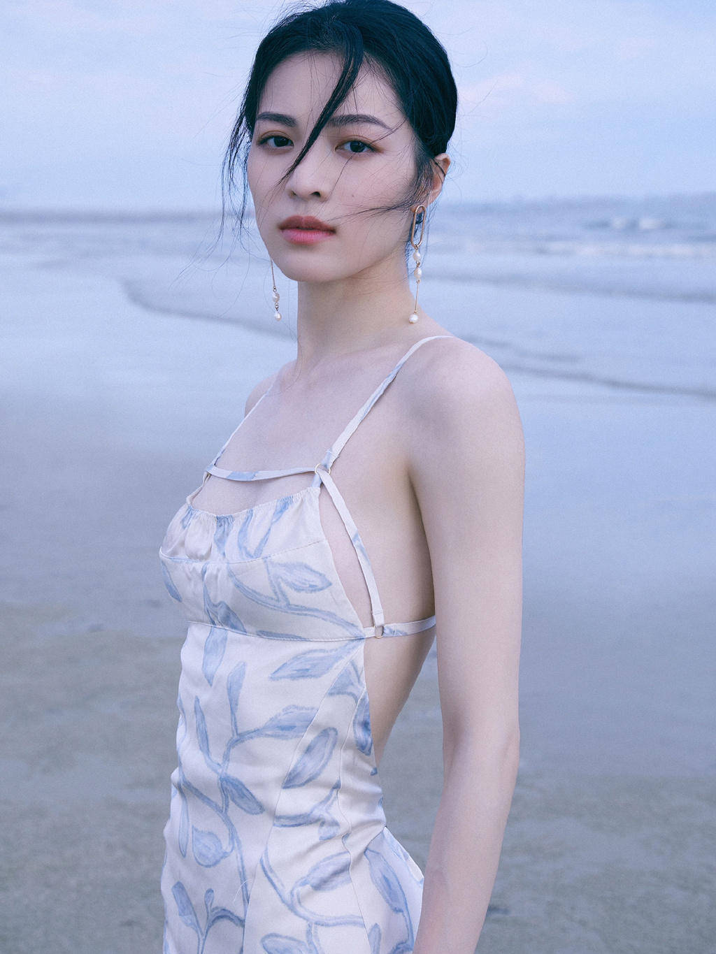 设计|钟楚曦的身材比例太完美，一袭吊带连衣裙性感优雅，美得让人心动