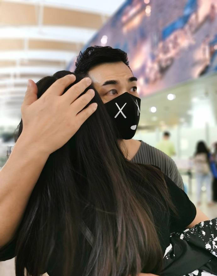 原创赵文卓携妻子张丹露送大女儿出国留学，机场相拥送别，泪眼模糊全是不舍！