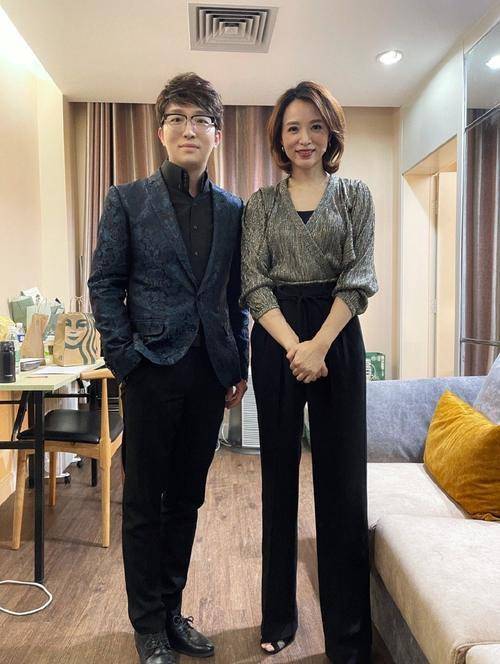 顺口溜|董卿主持功底深厚,久违露面穿夹克说顺口溜不结巴,罕剪刘海认不出来