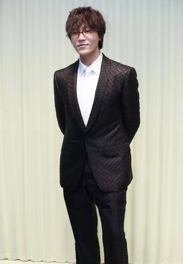 氛围|45岁陈坤还有少年感，与辛芷蕾同穿西装参加活动，看不出大了10岁