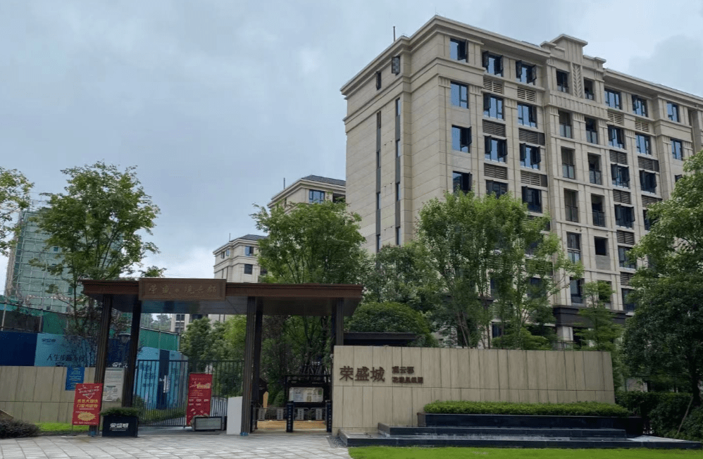 远远望去,密密麻麻的电线直接从荣盛城这个超级大盘穿梭而过,另一边