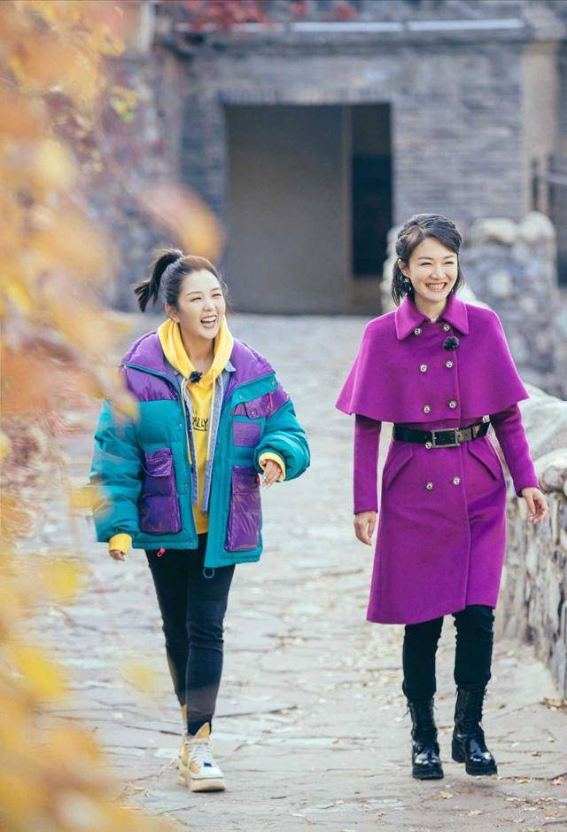 黑色|何洁终于美回来了，穿黑色外套配紧身裤简约保暖，显瘦又洋气